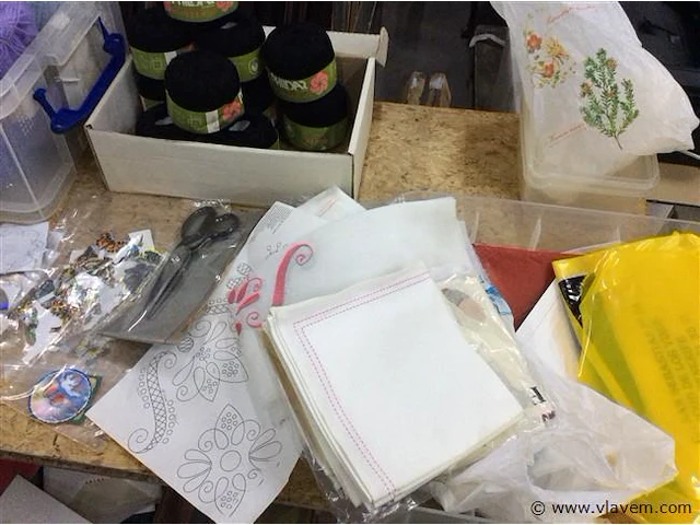 Lot wol +… in box - afbeelding 3 van  4