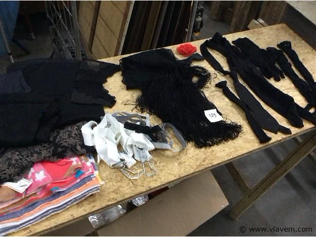 Lot zwarte texiel - afbeelding 1 van  3