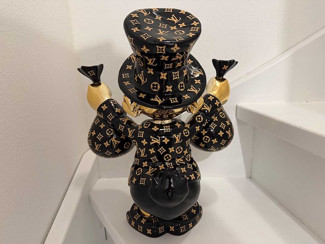 Louis vuitton dagobert duck sculptuur - afbeelding 4 van  5
