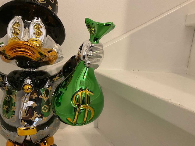 Louis vuitton dagobert duck sculptuur - afbeelding 3 van  8
