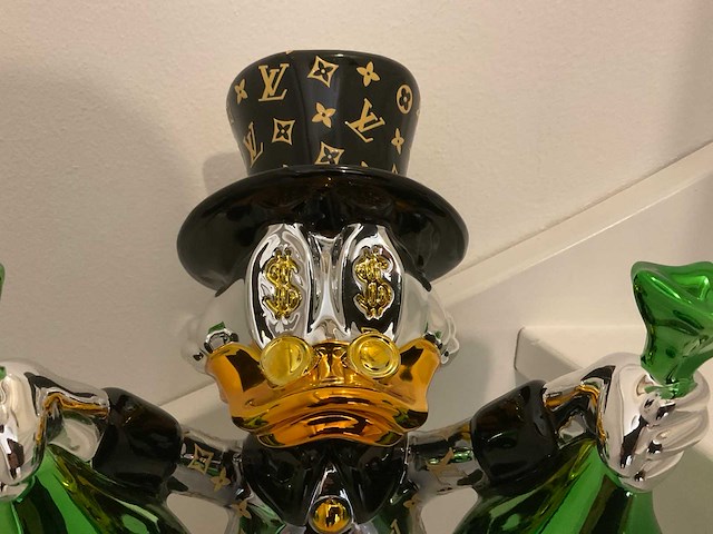 Louis vuitton dagobert duck sculptuur - afbeelding 4 van  8