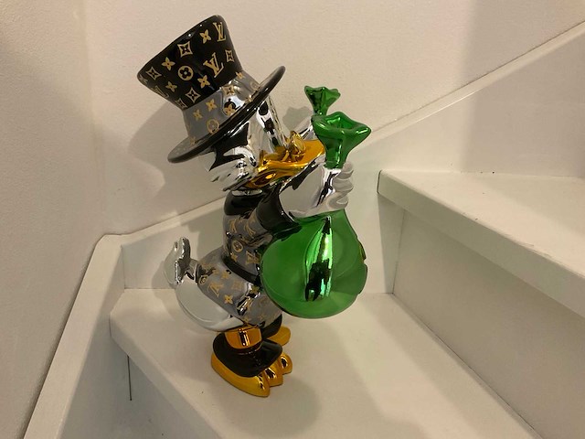 Louis vuitton dagobert duck sculptuur - afbeelding 6 van  8