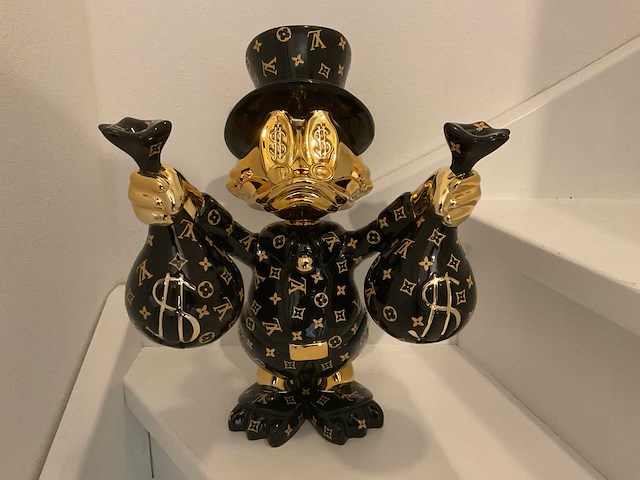 Louis vuitton dagobert duck sculptuur - afbeelding 2 van  7