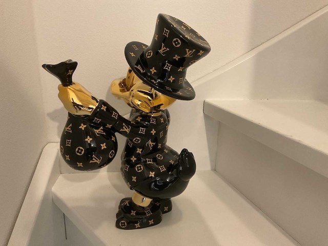 Louis vuitton dagobert duck sculptuur - afbeelding 6 van  7
