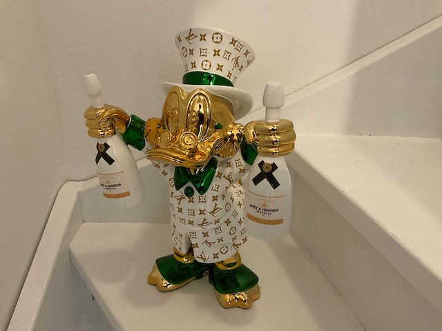 Louis vuitton dagobert duck sculptuur - afbeelding 1 van  6