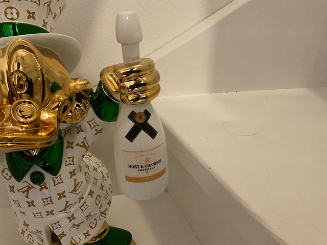 Louis vuitton dagobert duck sculptuur - afbeelding 3 van  6