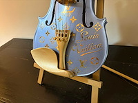 Louis vuitton-geïnspireerde decoratie viool - afbeelding 7 van  7