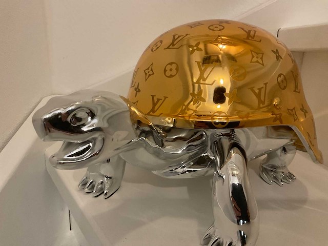 Louis vuitton turtle sculptuur - afbeelding 3 van  6