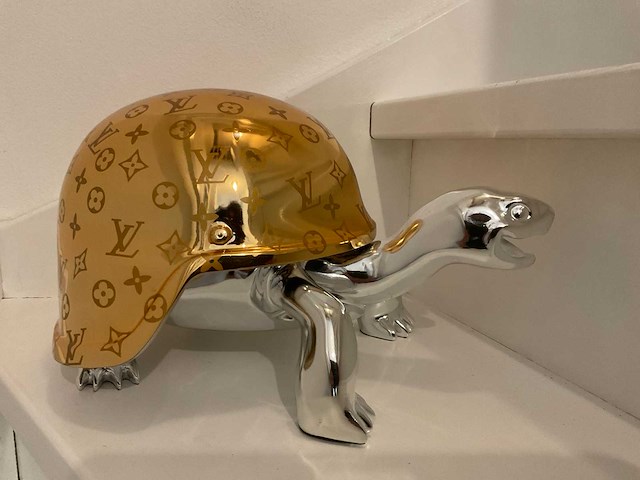Louis vuitton turtle sculptuur - afbeelding 5 van  6