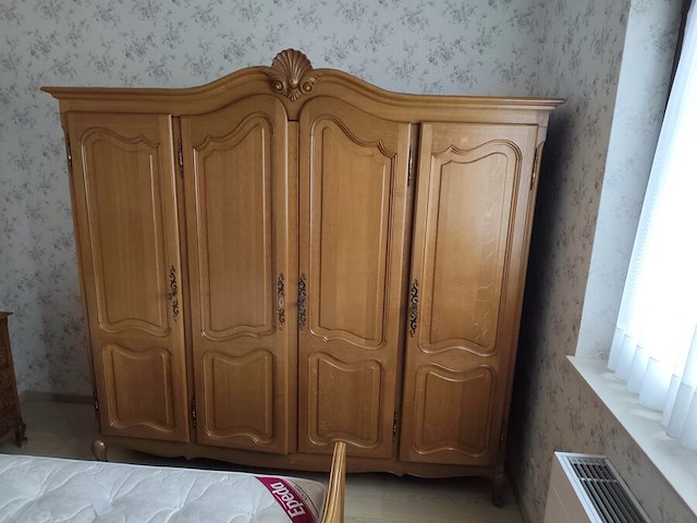 Louis xv slaapkamer bestaande uit commode 4 laden, 2 kleine commode 5 laden, kleerkast 4 deuren, kleerkast 3 deuren, tweepersoonsbed met matras - afbeelding 2 van  19