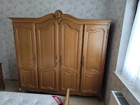 Louis xv slaapkamer bestaande uit commode 4 laden, 2 kleine commode 5 laden, kleerkast 4 deuren, kleerkast 3 deuren, tweepersoonsbed met matras - afbeelding 2 van  19