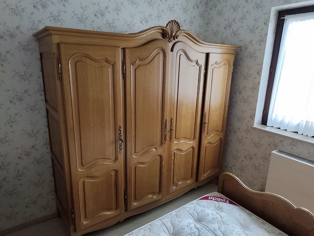 Louis xv slaapkamer bestaande uit commode 4 laden, 2 kleine commode 5 laden, kleerkast 4 deuren, kleerkast 3 deuren, tweepersoonsbed met matras - afbeelding 3 van  19
