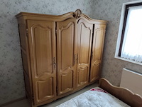 Louis xv slaapkamer bestaande uit commode 4 laden, 2 kleine commode 5 laden, kleerkast 4 deuren, kleerkast 3 deuren, tweepersoonsbed met matras - afbeelding 3 van  19