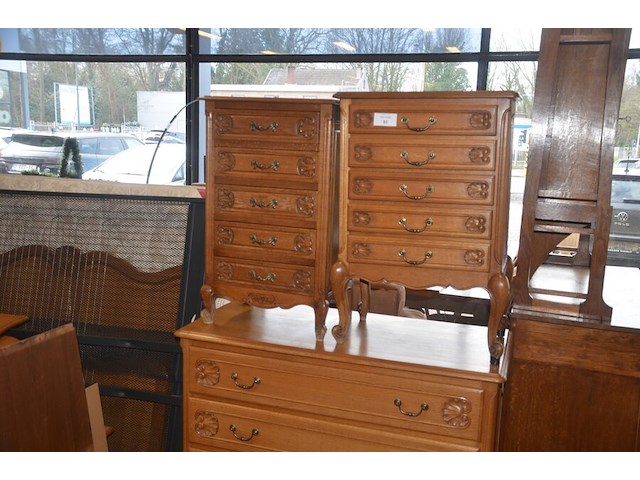 Louis xv slaapkamer bestaande uit commode 4 laden, 2 kleine commode 5 laden, kleerkast 4 deuren, kleerkast 3 deuren, tweepersoonsbed met matras - afbeelding 4 van  19