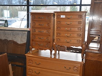 Louis xv slaapkamer bestaande uit commode 4 laden, 2 kleine commode 5 laden, kleerkast 4 deuren, kleerkast 3 deuren, tweepersoonsbed met matras - afbeelding 4 van  19