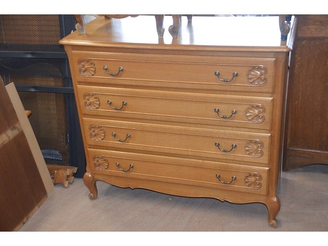 Louis xv slaapkamer bestaande uit commode 4 laden, 2 kleine commode 5 laden, kleerkast 4 deuren, kleerkast 3 deuren, tweepersoonsbed met matras - afbeelding 6 van  19