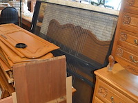 Louis xv slaapkamer bestaande uit commode 4 laden, 2 kleine commode 5 laden, kleerkast 4 deuren, kleerkast 3 deuren, tweepersoonsbed met matras - afbeelding 8 van  19