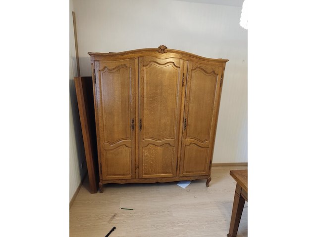 Louis xv slaapkamer bestaande uit commode 4 laden, 2 kleine commode 5 laden, kleerkast 4 deuren, kleerkast 3 deuren, tweepersoonsbed met matras - afbeelding 9 van  19