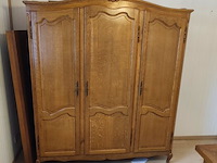 Louis xv slaapkamer bestaande uit commode 4 laden, 2 kleine commode 5 laden, kleerkast 4 deuren, kleerkast 3 deuren, tweepersoonsbed met matras - afbeelding 9 van  19