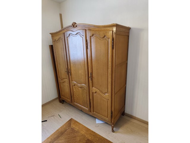 Louis xv slaapkamer bestaande uit commode 4 laden, 2 kleine commode 5 laden, kleerkast 4 deuren, kleerkast 3 deuren, tweepersoonsbed met matras - afbeelding 10 van  19