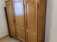 Louis xv slaapkamer bestaande uit commode 4 laden, 2 kleine commode 5 laden, kleerkast 4 deuren, kleerkast 3 deuren, tweepersoonsbed met matras - afbeelding 10 van  19