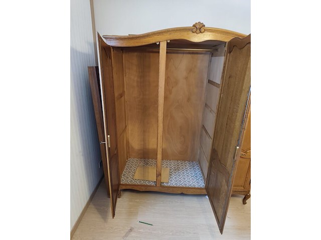 Louis xv slaapkamer bestaande uit commode 4 laden, 2 kleine commode 5 laden, kleerkast 4 deuren, kleerkast 3 deuren, tweepersoonsbed met matras - afbeelding 11 van  19