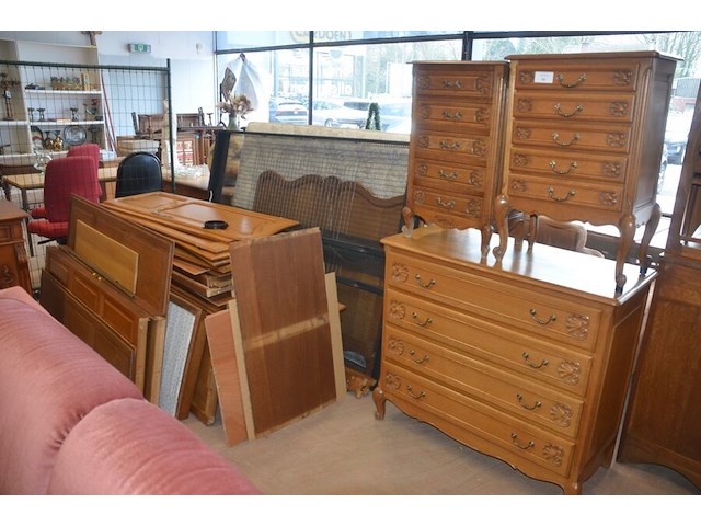 Louis xv slaapkamer bestaande uit commode 4 laden, 2 kleine commode 5 laden, kleerkast 4 deuren, kleerkast 3 deuren, tweepersoonsbed met matras - afbeelding 1 van  19