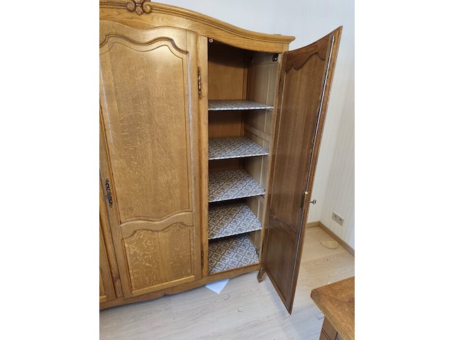Louis xv slaapkamer bestaande uit commode 4 laden, 2 kleine commode 5 laden, kleerkast 4 deuren, kleerkast 3 deuren, tweepersoonsbed met matras - afbeelding 12 van  19