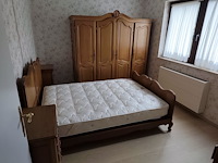 Louis xv slaapkamer bestaande uit commode 4 laden, 2 kleine commode 5 laden, kleerkast 4 deuren, kleerkast 3 deuren, tweepersoonsbed met matras - afbeelding 13 van  19