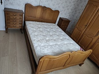 Louis xv slaapkamer bestaande uit commode 4 laden, 2 kleine commode 5 laden, kleerkast 4 deuren, kleerkast 3 deuren, tweepersoonsbed met matras - afbeelding 14 van  19