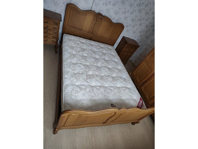 Louis xv slaapkamer bestaande uit commode 4 laden, 2 kleine commode 5 laden, kleerkast 4 deuren, kleerkast 3 deuren, tweepersoonsbed met matras - afbeelding 15 van  19