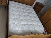Louis xv slaapkamer bestaande uit commode 4 laden, 2 kleine commode 5 laden, kleerkast 4 deuren, kleerkast 3 deuren, tweepersoonsbed met matras - afbeelding 15 van  19