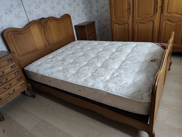 Louis xv slaapkamer bestaande uit commode 4 laden, 2 kleine commode 5 laden, kleerkast 4 deuren, kleerkast 3 deuren, tweepersoonsbed met matras - afbeelding 16 van  19