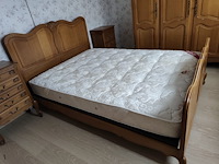 Louis xv slaapkamer bestaande uit commode 4 laden, 2 kleine commode 5 laden, kleerkast 4 deuren, kleerkast 3 deuren, tweepersoonsbed met matras - afbeelding 16 van  19