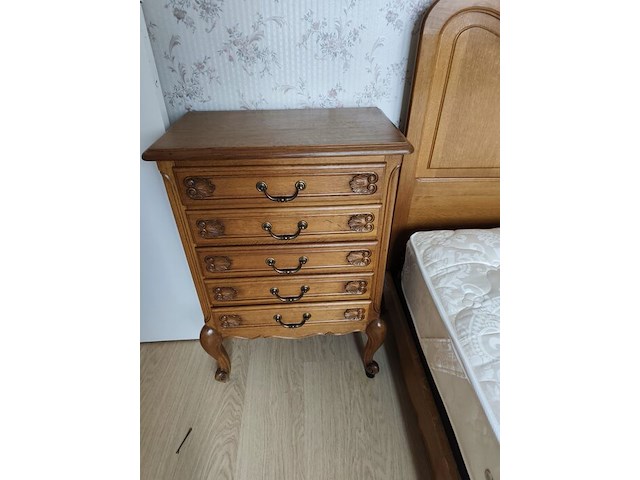 Louis xv slaapkamer bestaande uit commode 4 laden, 2 kleine commode 5 laden, kleerkast 4 deuren, kleerkast 3 deuren, tweepersoonsbed met matras - afbeelding 18 van  19