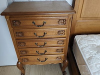 Louis xv slaapkamer bestaande uit commode 4 laden, 2 kleine commode 5 laden, kleerkast 4 deuren, kleerkast 3 deuren, tweepersoonsbed met matras - afbeelding 18 van  19