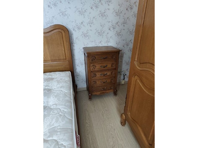 Louis xv slaapkamer bestaande uit commode 4 laden, 2 kleine commode 5 laden, kleerkast 4 deuren, kleerkast 3 deuren, tweepersoonsbed met matras - afbeelding 19 van  19