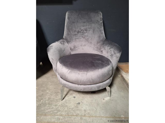 Lounge fauteuil v.v. grijs fluwelen stoffen bekleding met een gecapitonneerde rugleuning en metalen poten - afbeelding 1 van  5
