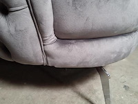 Lounge fauteuil v.v. grijs fluwelen stoffen bekleding met een gecapitonneerde rugleuning en metalen poten - afbeelding 2 van  5