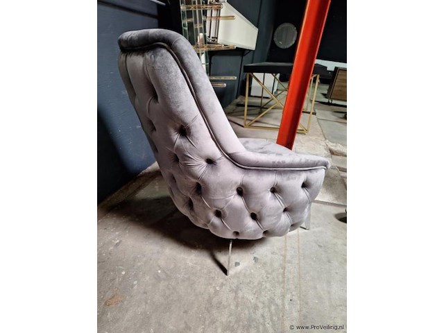 Lounge fauteuil v.v. grijs fluwelen stoffen bekleding met een gecapitonneerde rugleuning en metalen poten - afbeelding 3 van  5