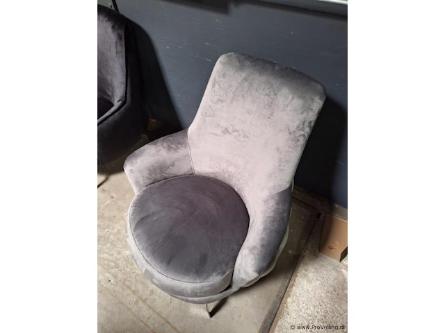 Lounge fauteuil v.v. grijs fluwelen stoffen bekleding met een gecapitonneerde rugleuning en metalen poten - afbeelding 4 van  5