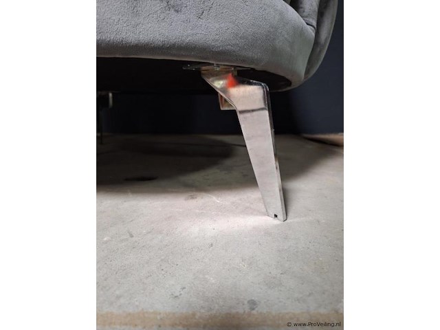 Lounge fauteuil v.v. grijs fluwelen stoffen bekleding met een gecapitonneerde rugleuning en metalen poten - afbeelding 5 van  5