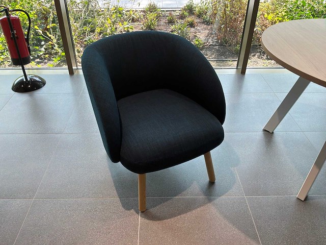 Lounge zitplaatsen met tafel - afbeelding 3 van  4