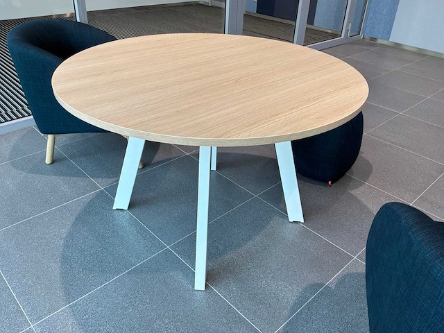 Lounge zitplaatsen met tafel - afbeelding 4 van  4