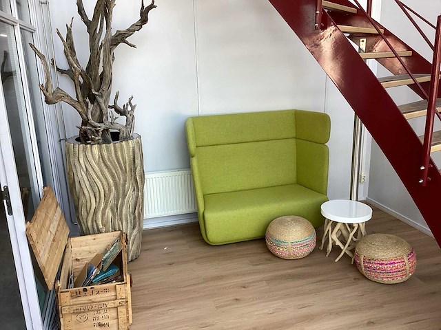 Loungebank met 2 poefs, bijzettafel, decoratie plant en kist met bordjes - afbeelding 1 van  4