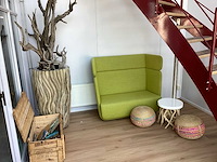 Loungebank met 2 poefs, bijzettafel, decoratie plant en kist met bordjes - afbeelding 1 van  4