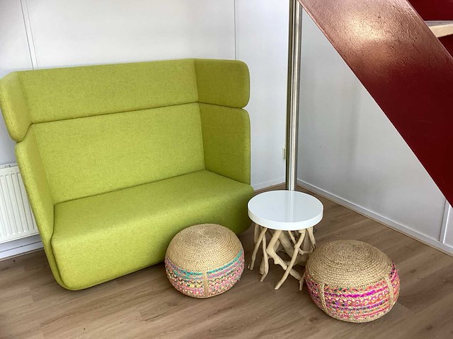 Loungebank met 2 poefs, bijzettafel, decoratie plant en kist met bordjes - afbeelding 2 van  4