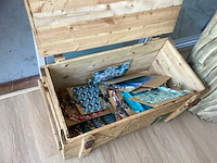 Loungebank met 2 poefs, bijzettafel, decoratie plant en kist met bordjes - afbeelding 4 van  4