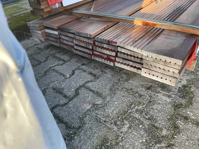 Louro vermelho hardhouten vlonderplanken met groef 4250x145x21mm (37x) - afbeelding 3 van  3