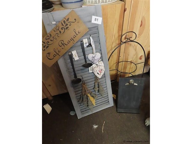 Louvreluikje met decoratie, metalenrek en bordenstaander - afbeelding 1 van  3